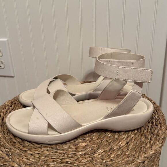 Naturalizer Genn-Climb Women's Sandals & Flip Flops Satin Pearl Size 9 - Picture 2 of 6